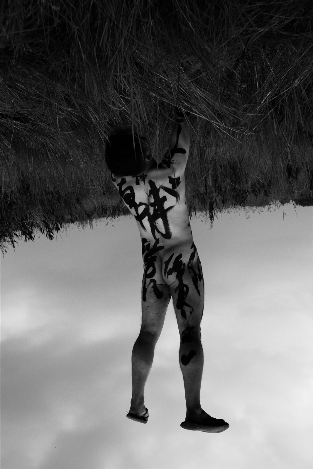 Iron Wire on the Wasteland 荒原上的铁线 — 2019 performance art by Han Yan